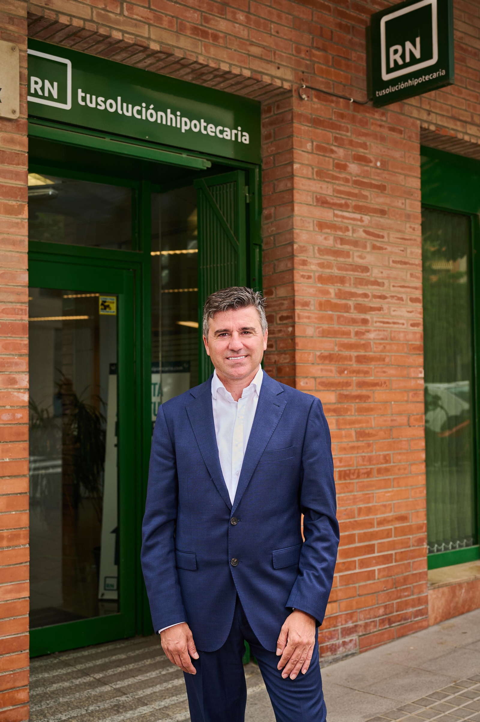 Ricardo Gulias, CEO de RN Tu Solución Hipotecaria, frente a las oficinas de la compañía en Barcelona.