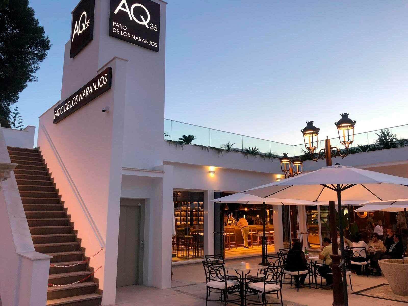 AQ35 Patio de los Naranjos.Nueva terraza junto al Hotel Jerez, tiene entrada directa desde la Avenida. Sirve tanto almuerzos como cenas, además de copas. En la planta baja hay una terraza y dos salones interiores, uno con la barra, además de un salón reservado. A ello se une una segunda terraza situada en un piso superior.