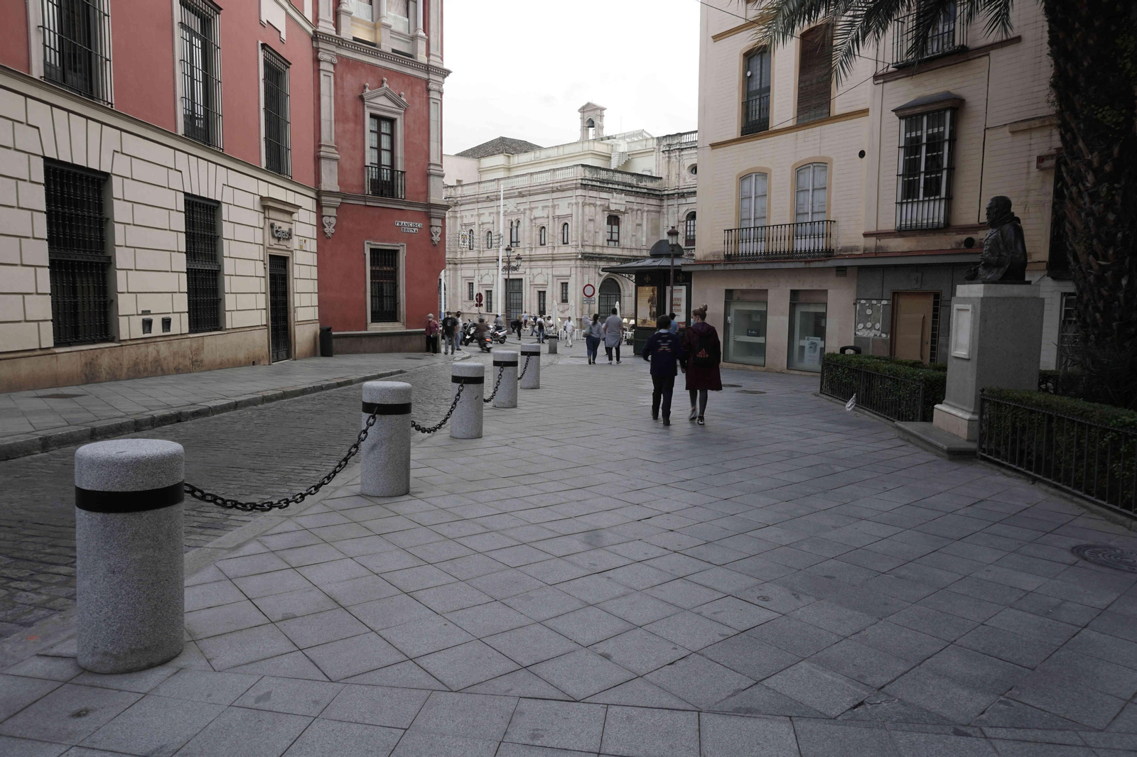 El entorno del monumento a Cervantes tras su reurbanización.