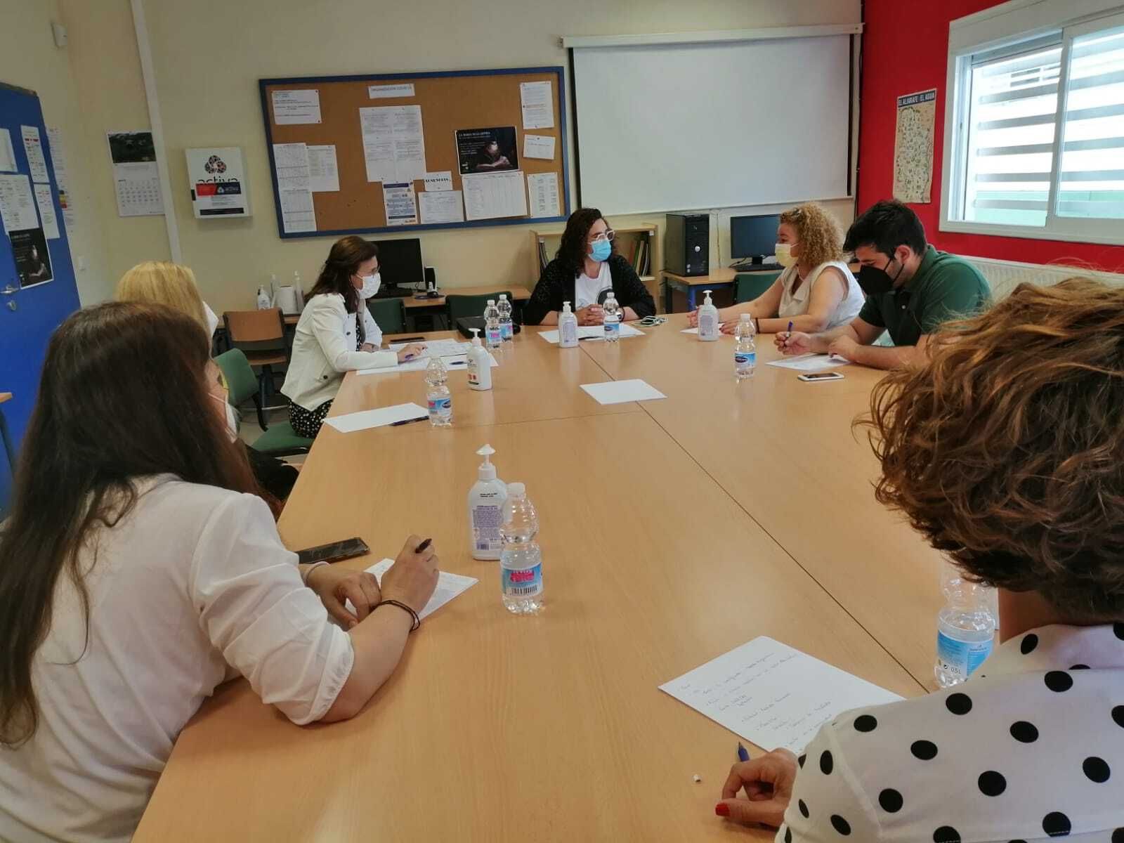 Un momento de la reunión de la delegada de Educación con la alcaldesa y las directoras de los colegios del municipio.