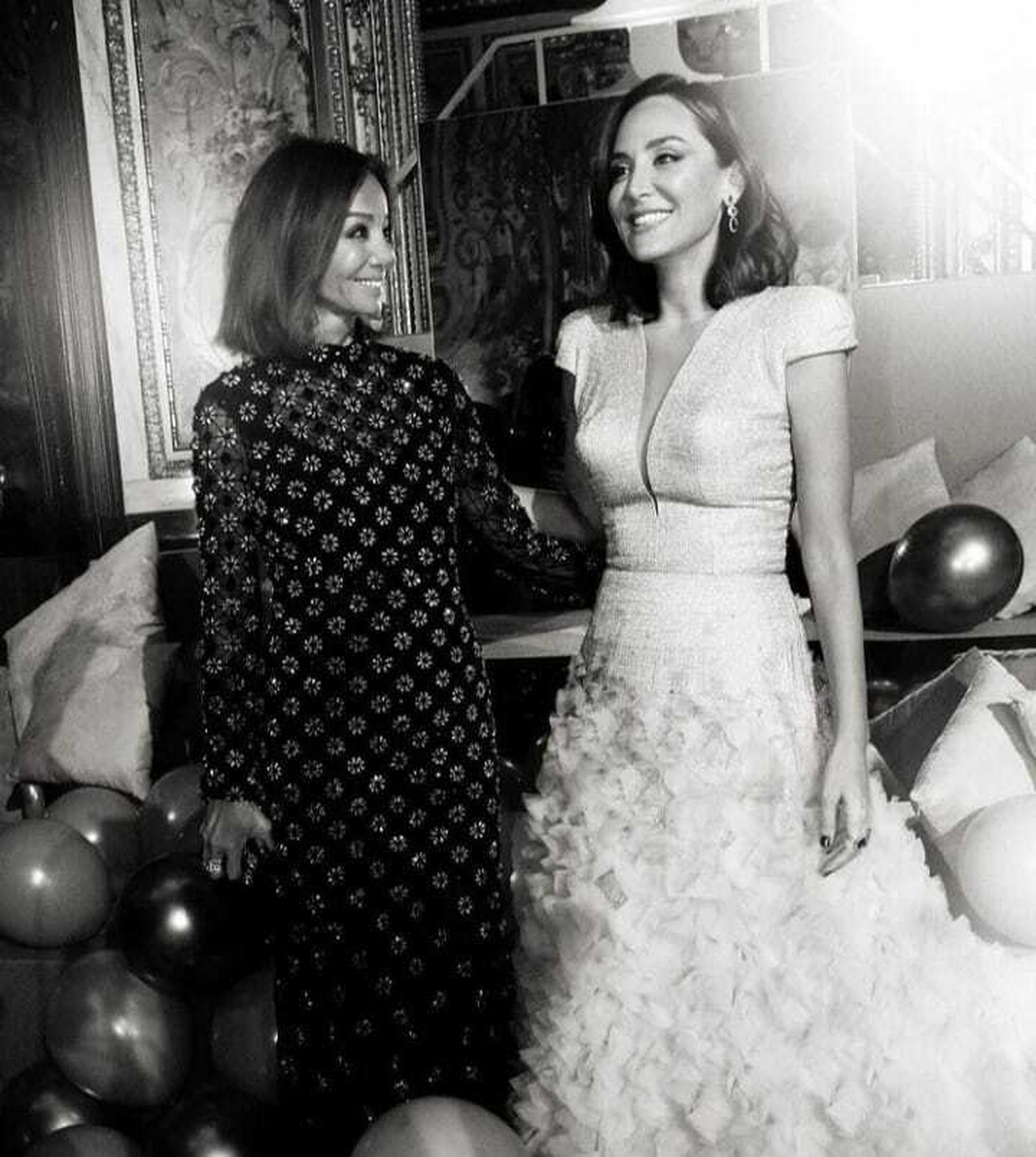 Con su madre, Isabel Preysler, en un momento de la fiesta.