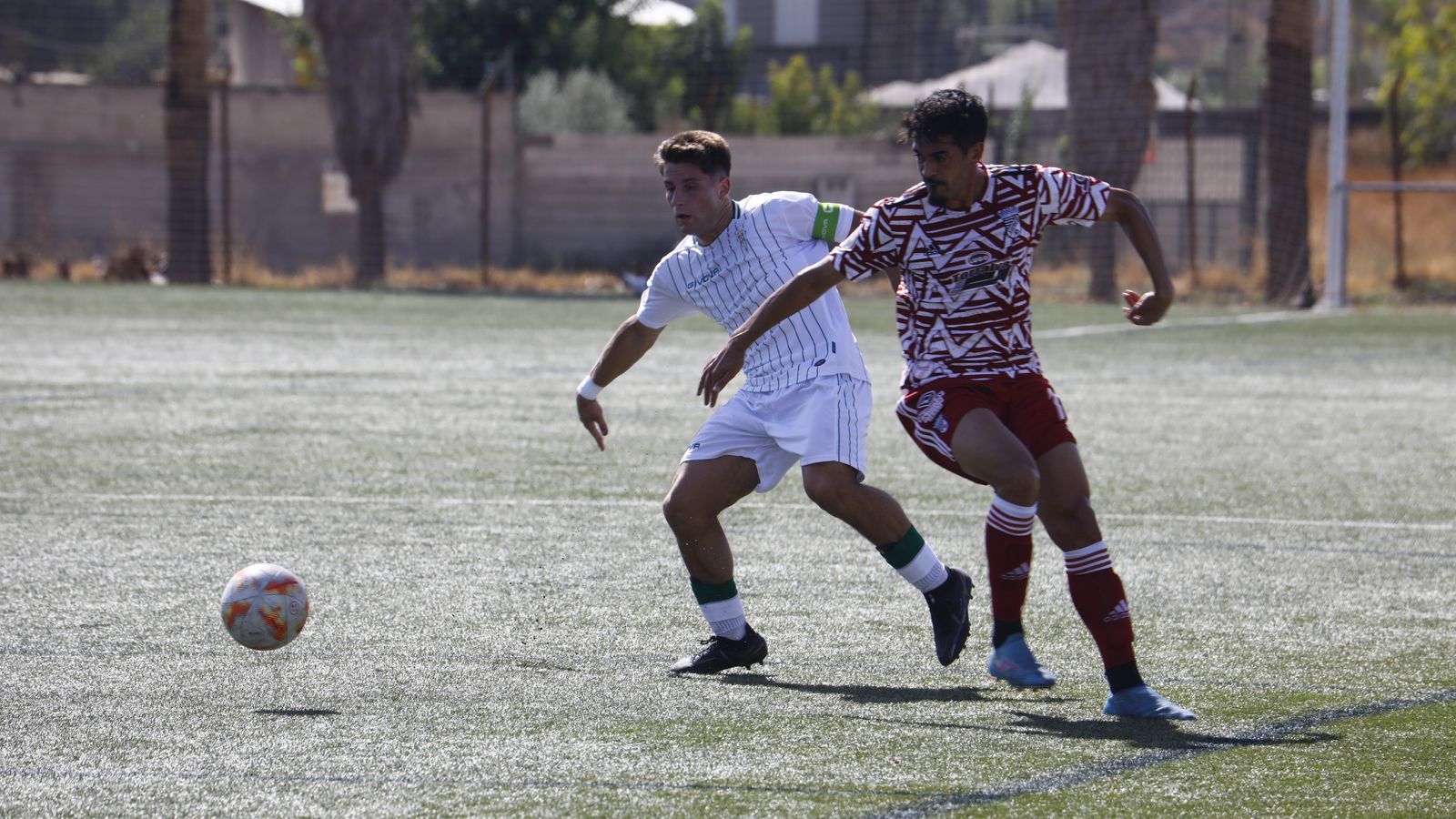 Manolillo pelea un balón junto a Iván Navarro, del Xerez CD.