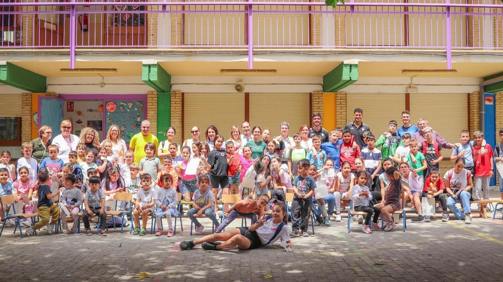 Alumnado del Colegio Santo Tomás posa con el concejal de Deportes y con Juanma Porro y Álvaro Chica.