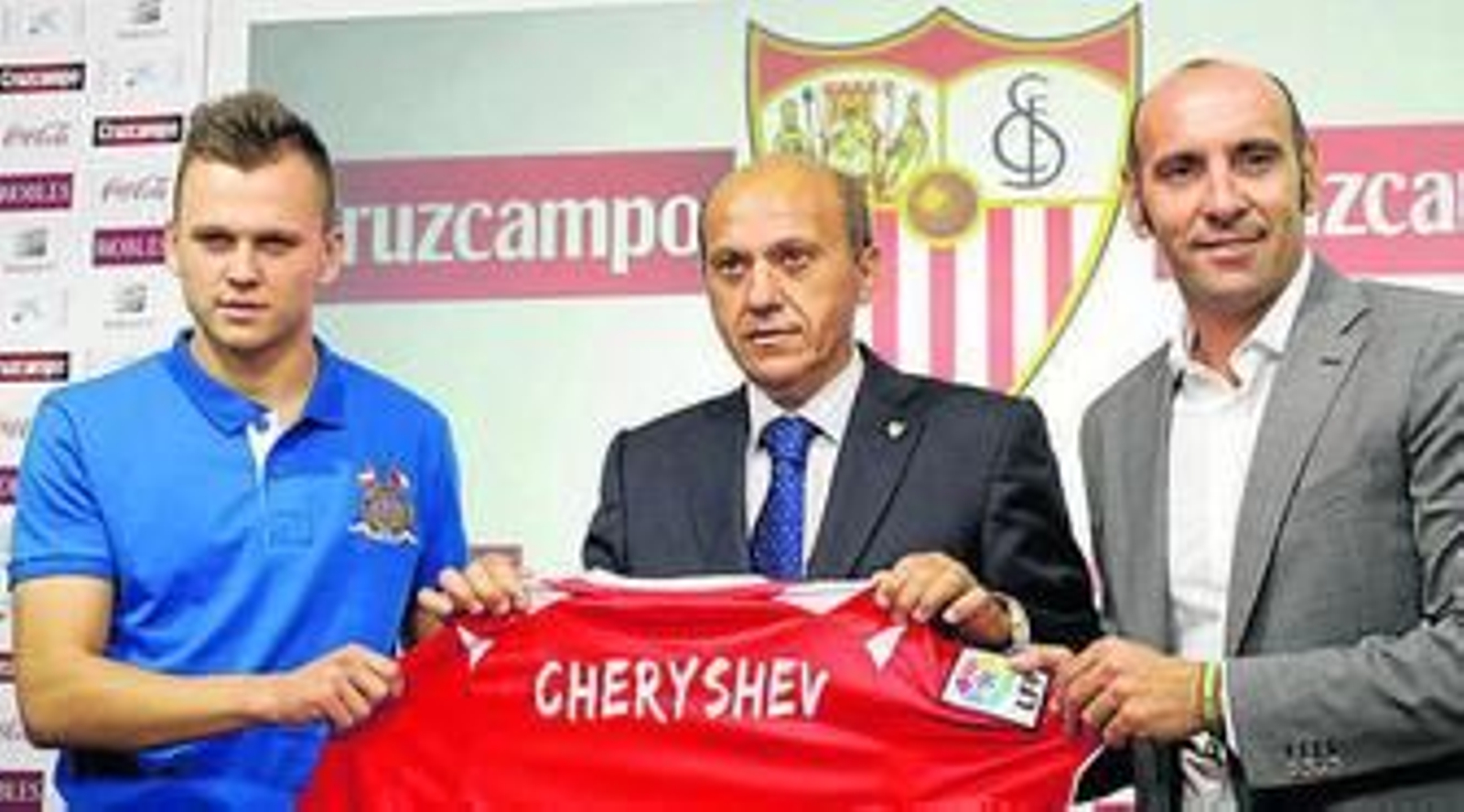 Del Nido realiza una confidencia a Monchi en la presentación de Cheryshev.
