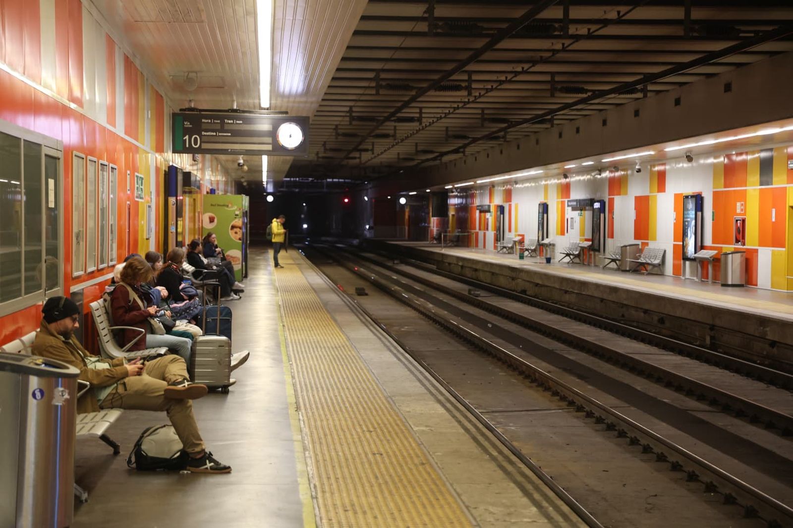Pasajeros esperando el tren de Cercanías, este miércoles.