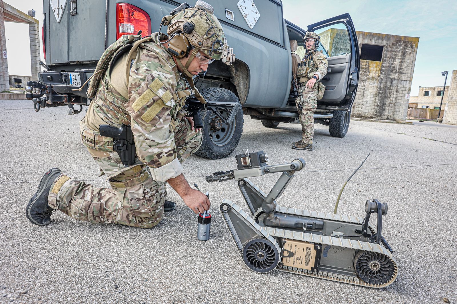 Fuerzas Armadas: Así se adiestran los equipos de desactivación de explosivos en Cádiz