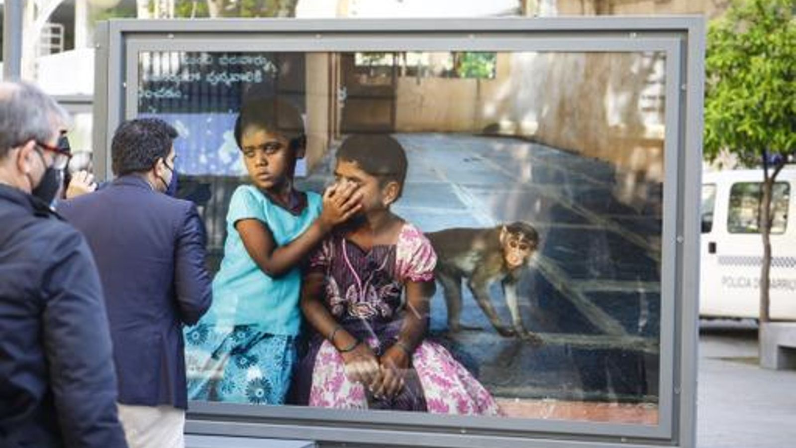 Imagen de las dos niñas ciegas en un colegio.