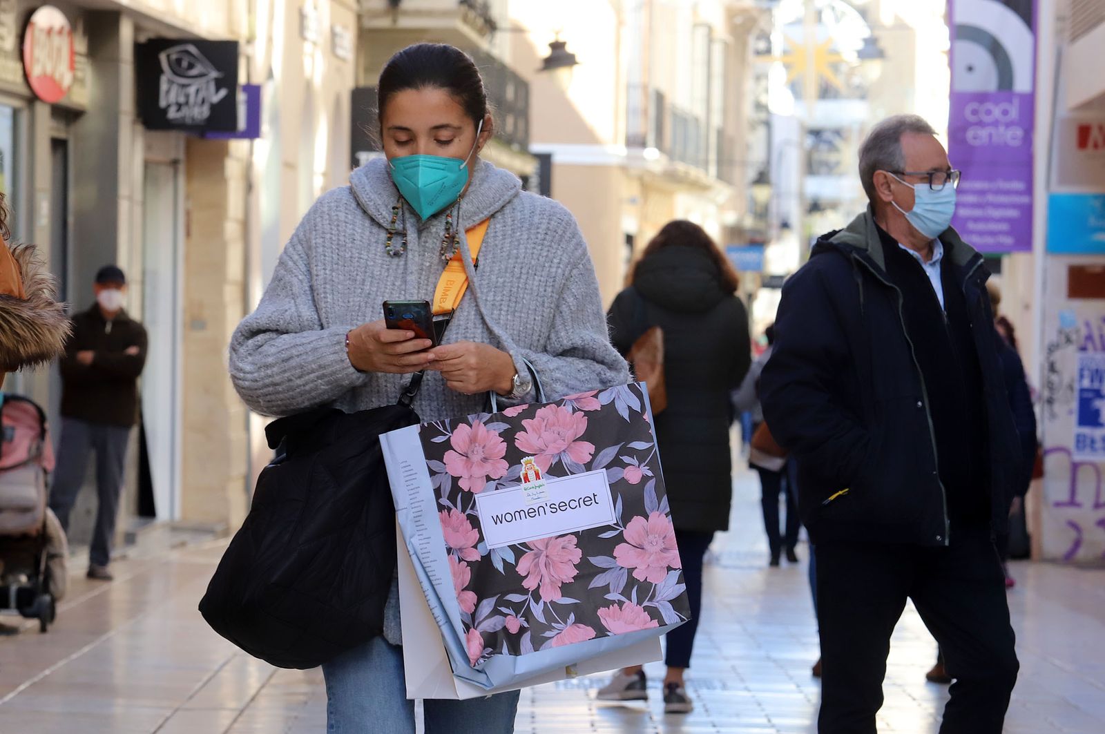 Imágenes del ambiente de rebajas por las calles del centro