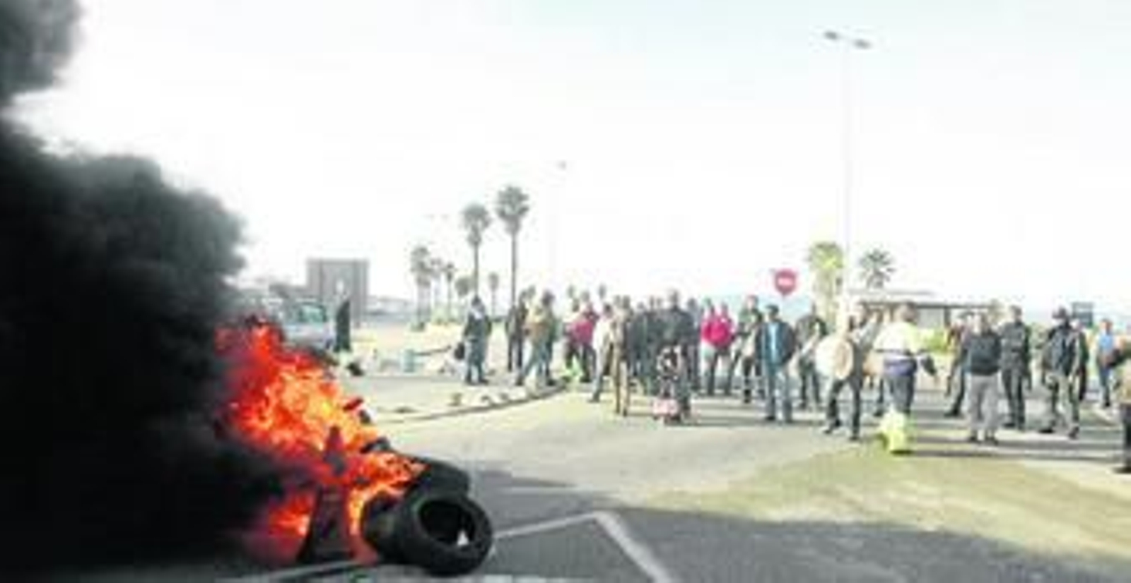 Trabajadores y sindicalistas, durante la protesta de ayer, en la que hubo una quema de neumáticos.