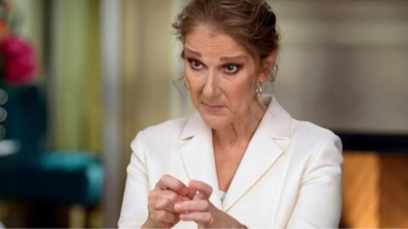 Celine Dion mostrando cuando los músculos de las manos se le ponen rígidos.