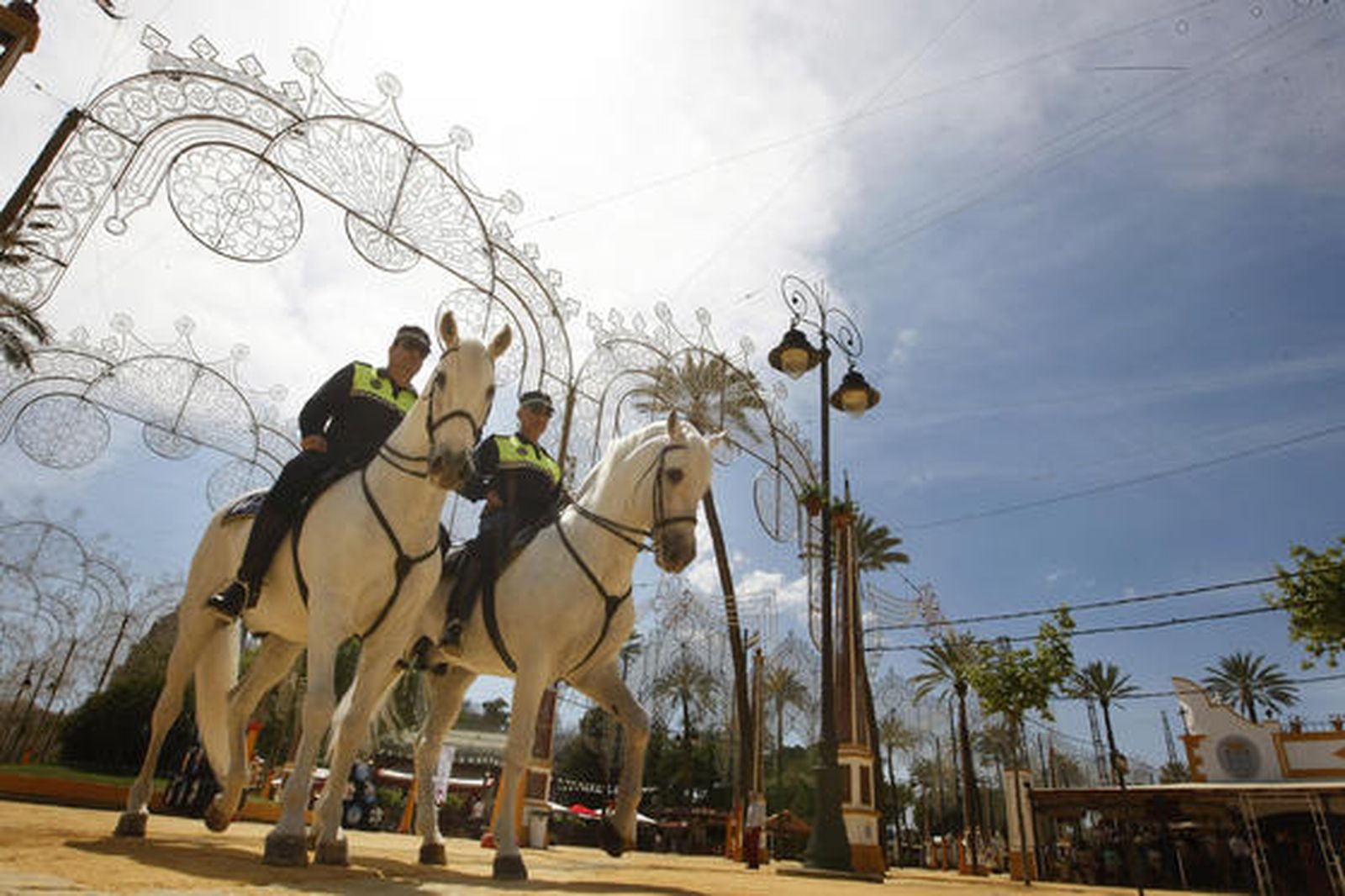 Seguridad. Agentes del Escuadrón de Caballería de la Policía Local patrullan ayer por el Real de la Feria, donde sus monturas fueron los únicos caballos que pisaron el paseo de caballistas.

Foto: Pascual