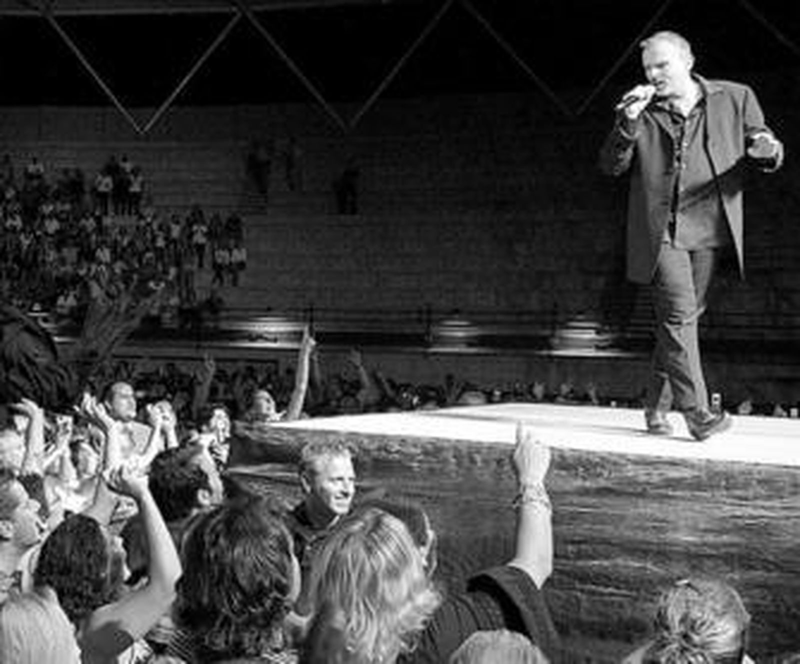 Miguel Bosé deleita a su público en uno de los conciertos de su gira Papito, en una imagen retrospectiva.