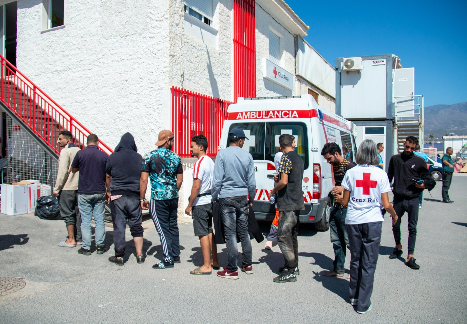 Detienen a cerca de 90 migrantes huidos tras llegar a la Costa de Granada por tierra