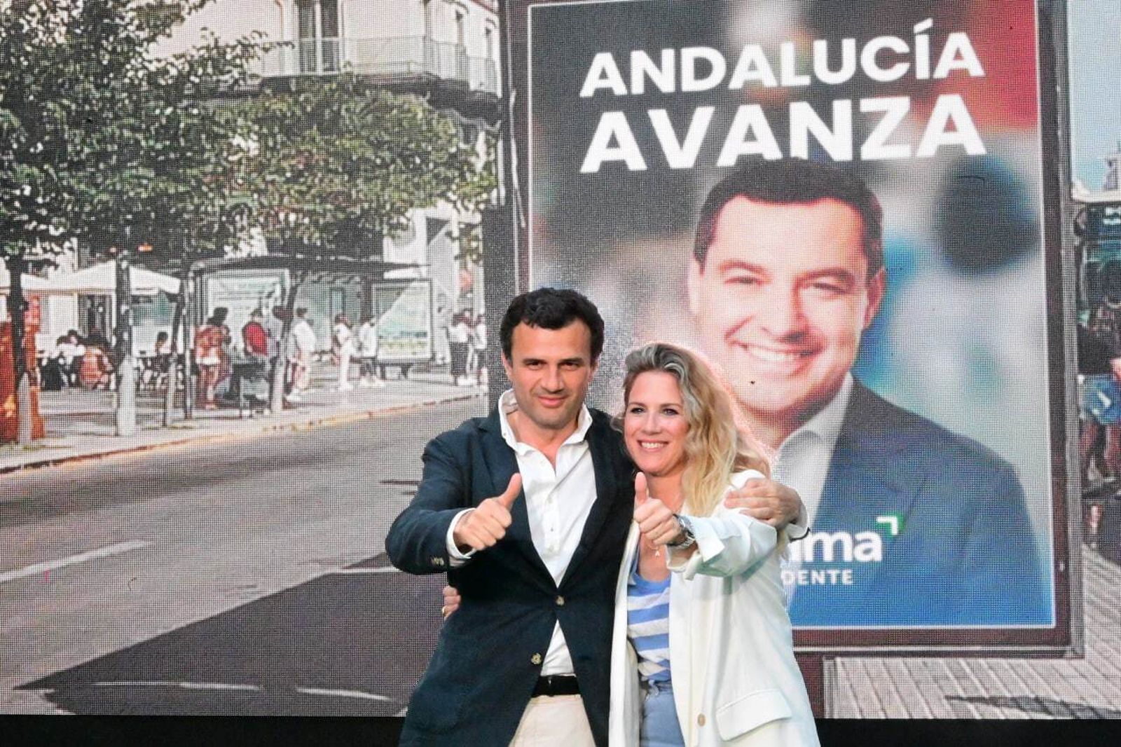 Bruno García y Ana Mestre, los dos primeros de la lista del PP por Cádiz al Parlamento andaluz, ayer ante un cartel virtual de Juanma Moreno.