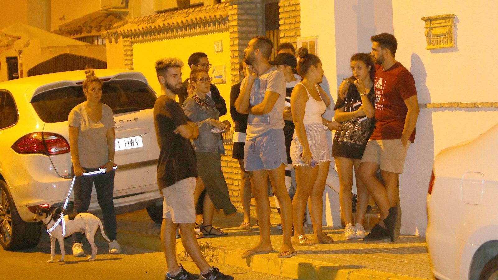 Vecinos congregados junto a la vivienda en la que se produjeron los hechos.