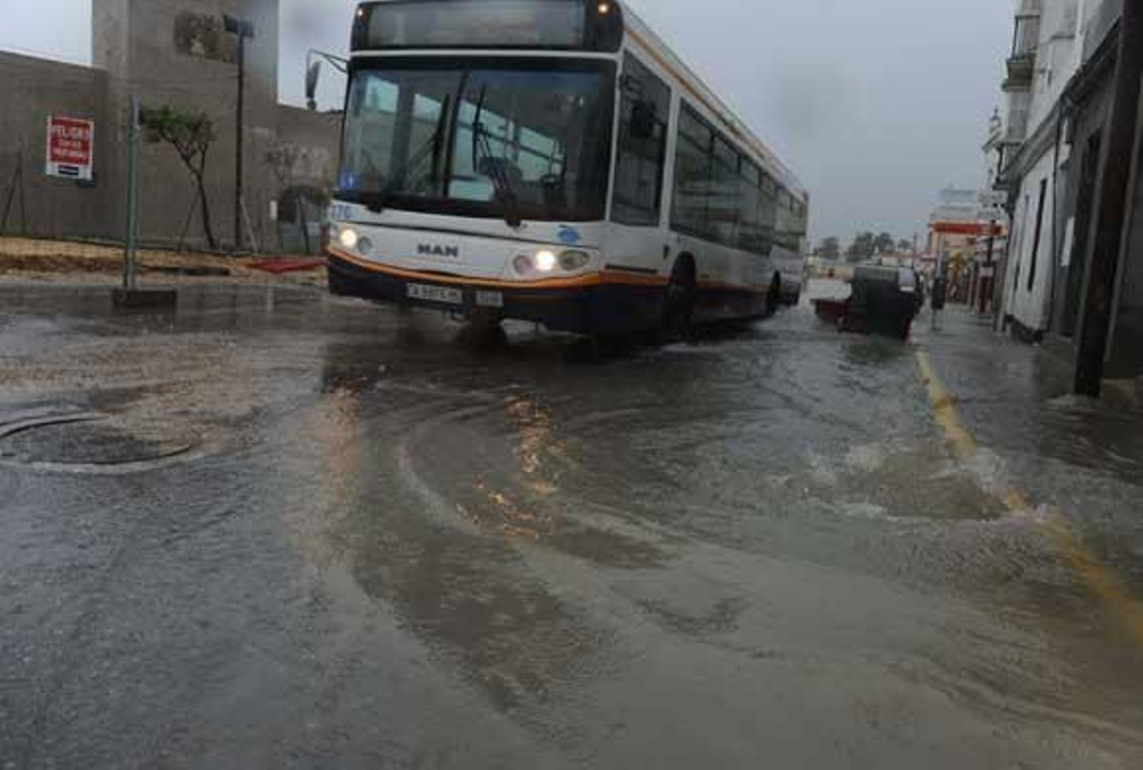 La intensa lluvia caída durante el fin de semana obligó a cortar el tráfico de acceso a Chiclana. En San Fernando, el agua alcanzó el metro de altura en la Venta de Vargas.

Foto: Sonia Ramos-Elias Pimentel