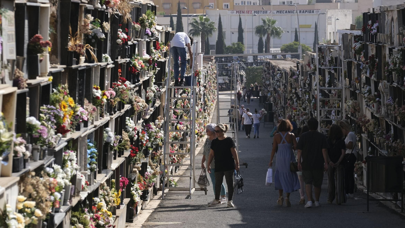 Día de todos los santos en el Cementerio de San José y Santa Adela. Día de todos los santos en el Cementerio de San José y Santa Adela.