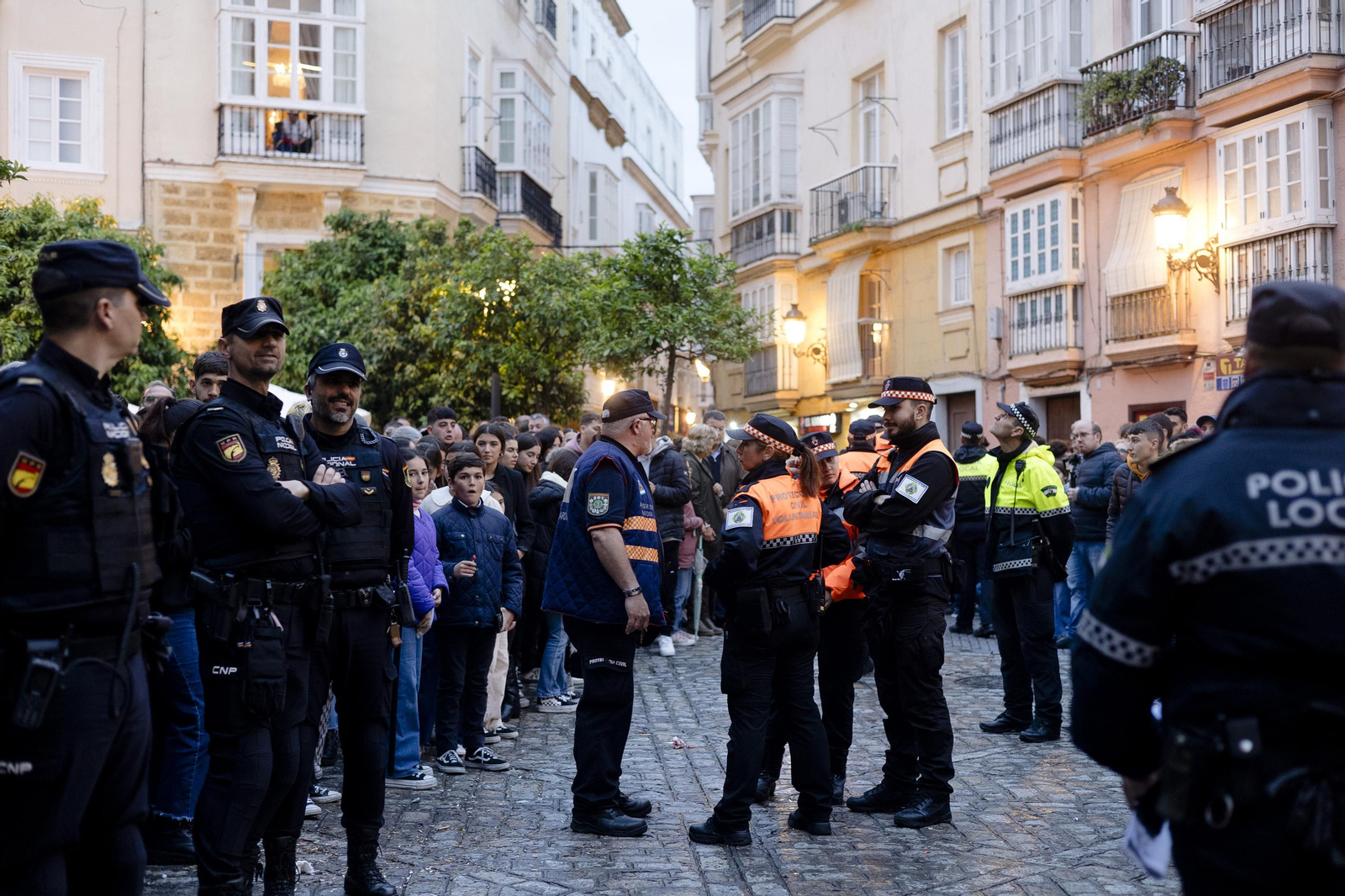Las imágenes de la cofradía de Veracruz este Lunes Santo en la Semana Santa de Cádiz de 2024