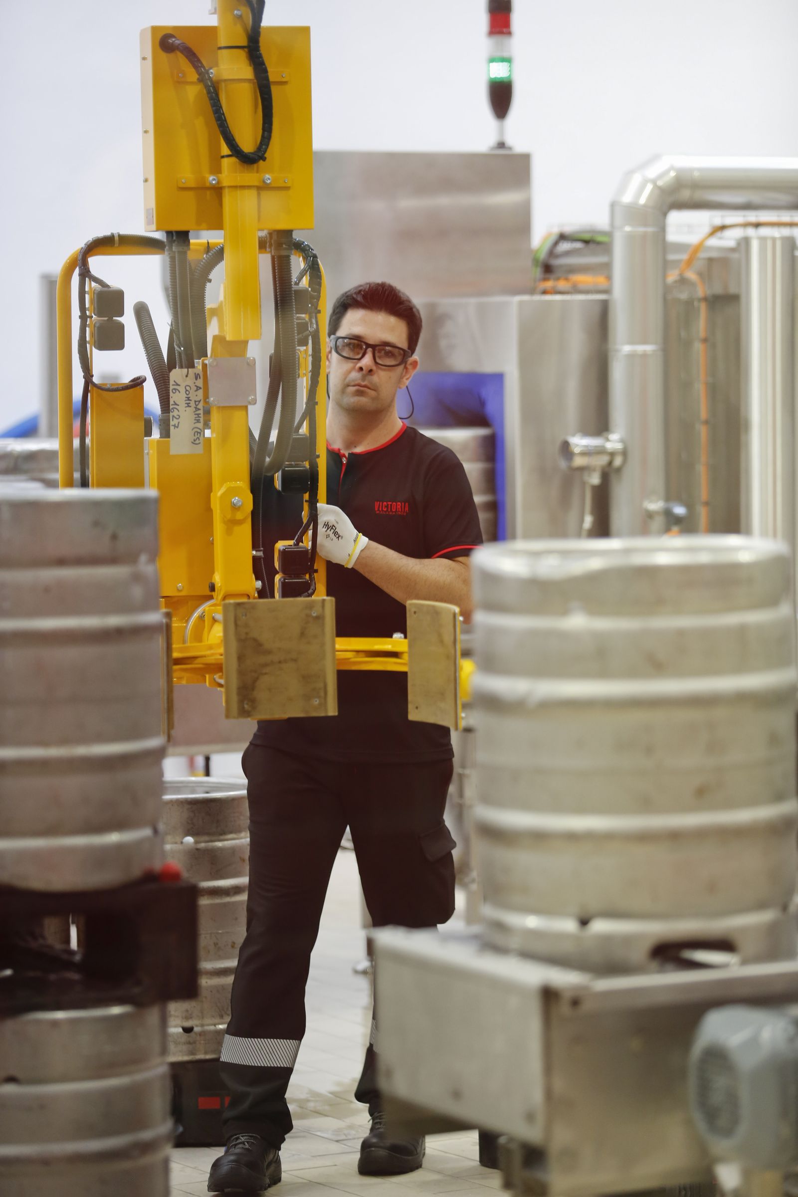 Un empleado en una fábrica de Málaga.