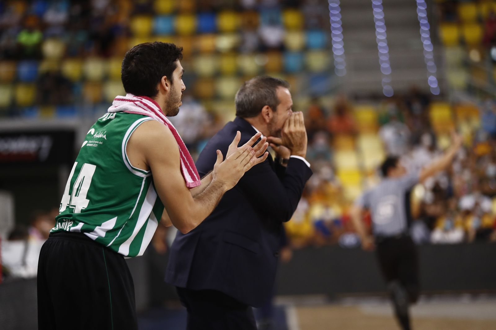 Joan Plaza da instrucciones junto a Pepe Pozas.