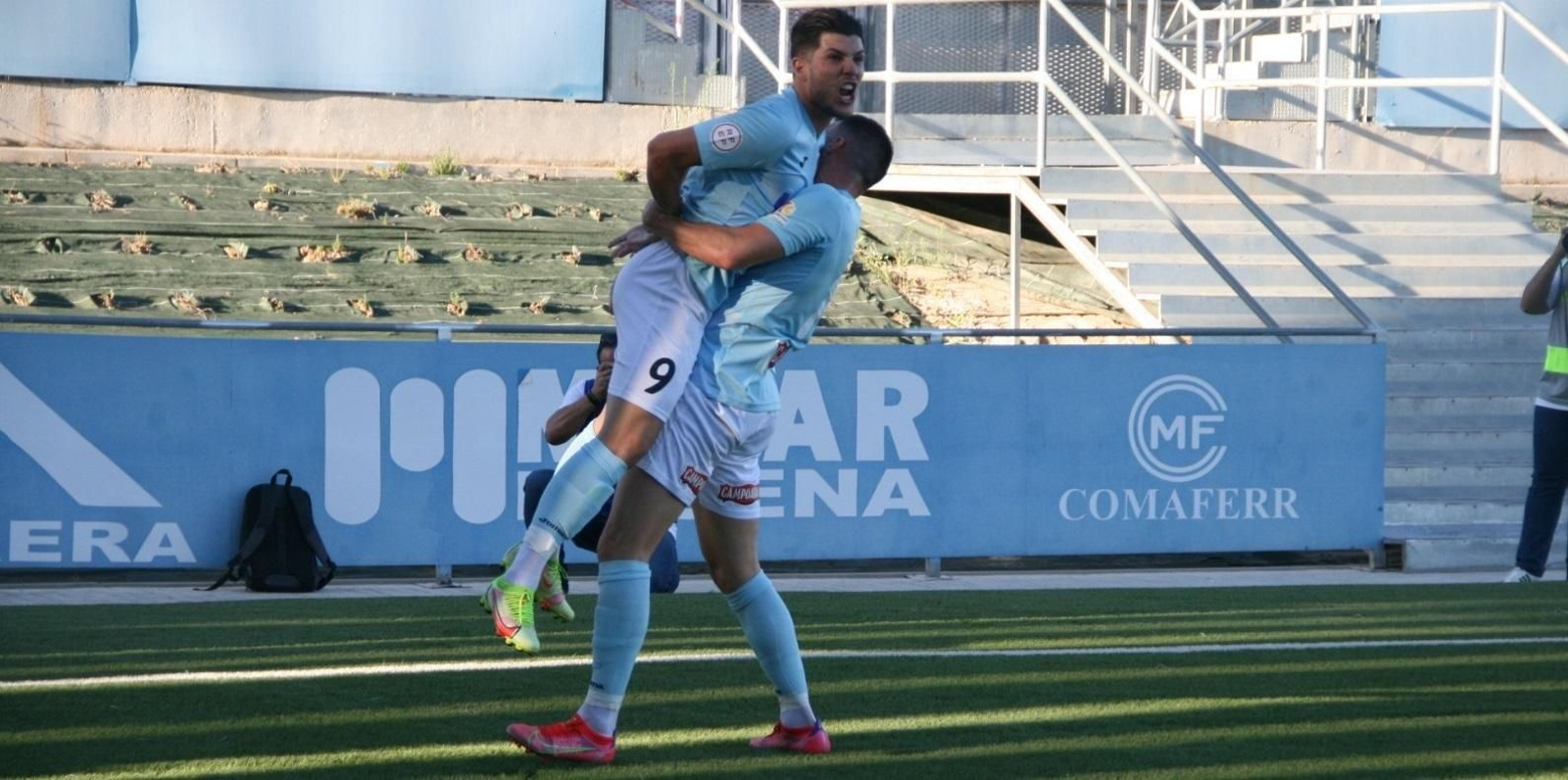 Brian Triviño celebra un gol con el Ciudad de Lucena durante este curso.