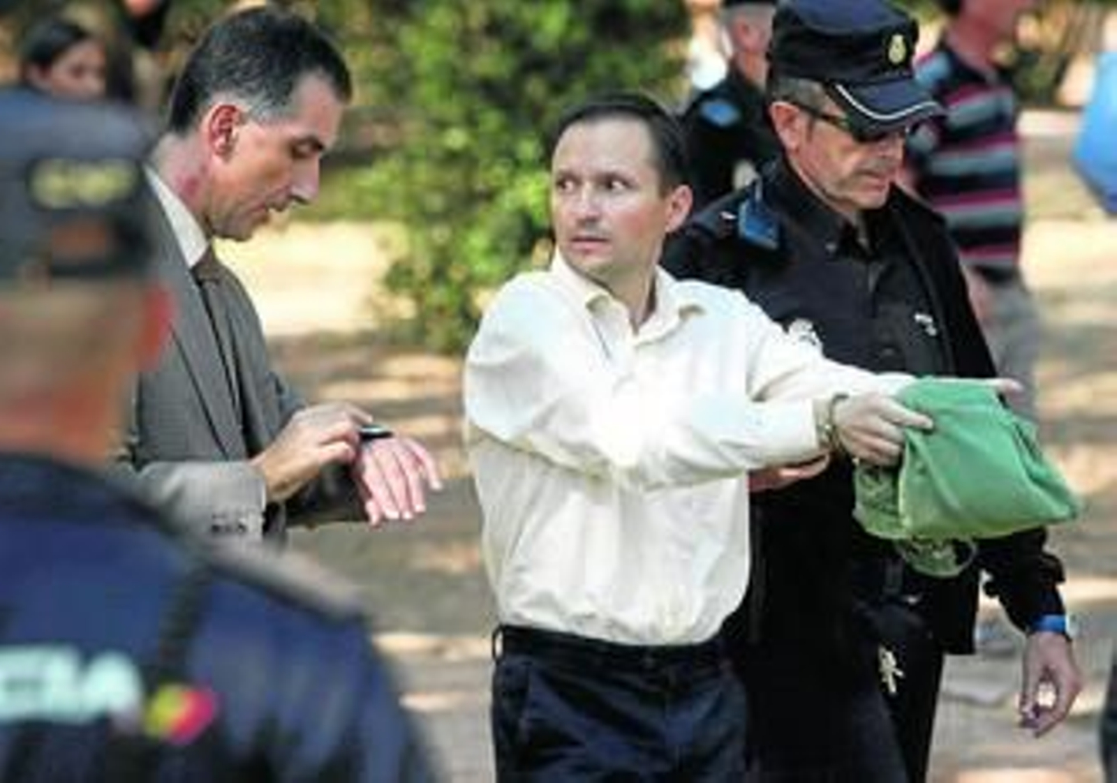 José Bretón junto al juez intructor del caso durante la reconstrucción en el parque Cruz Conde.