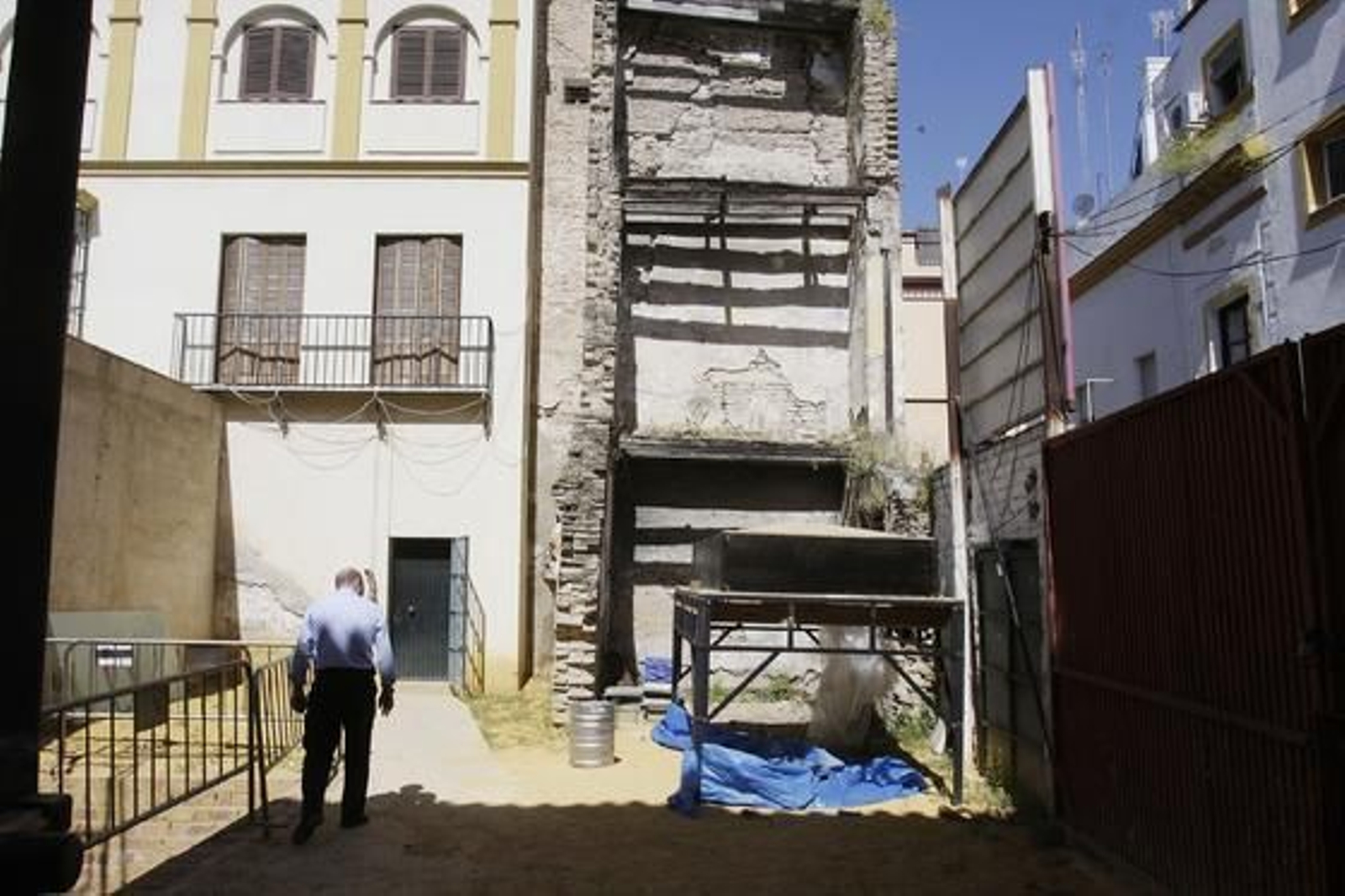 Solar anterior a los baños.

Foto: José Ángel García