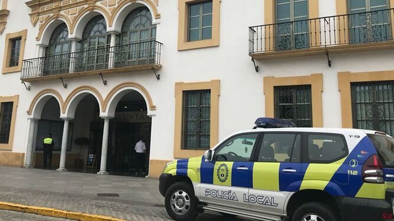 Un coche de la Policía Local ante el Ayuntamiento de Dos Hermanas.