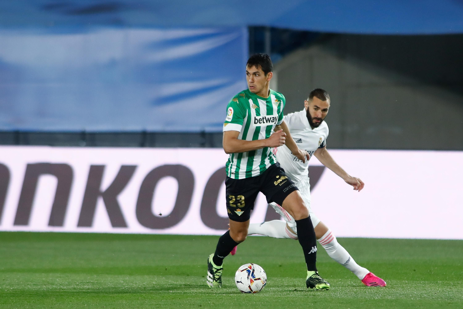 Mandi se lleva el balón ante Benzema.