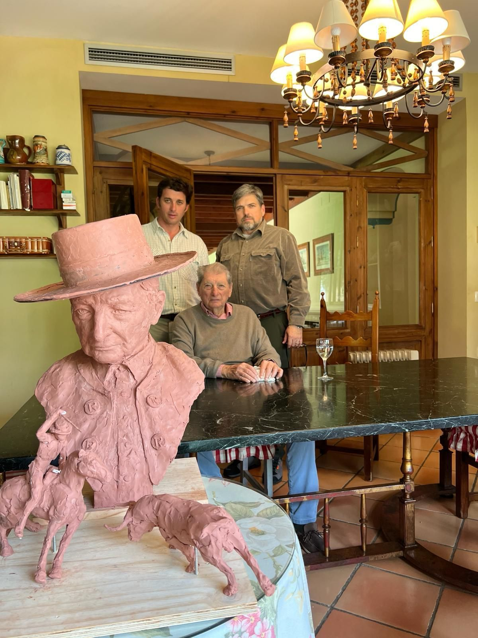El escultor norteamericano junto a Rafael Peralta Revuelta y Rafael Peralta Pineda, recientemente fallecido.