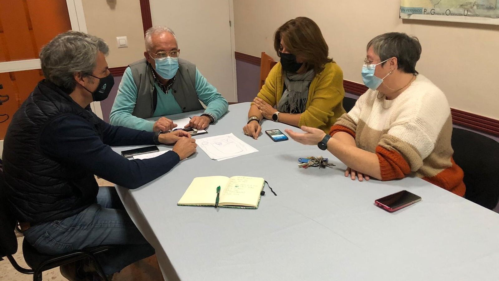 El portavoz de AxSí San Fernando, Fran Romero, reunido con la asociación de vecinos Distrito Sur  Camposoto.