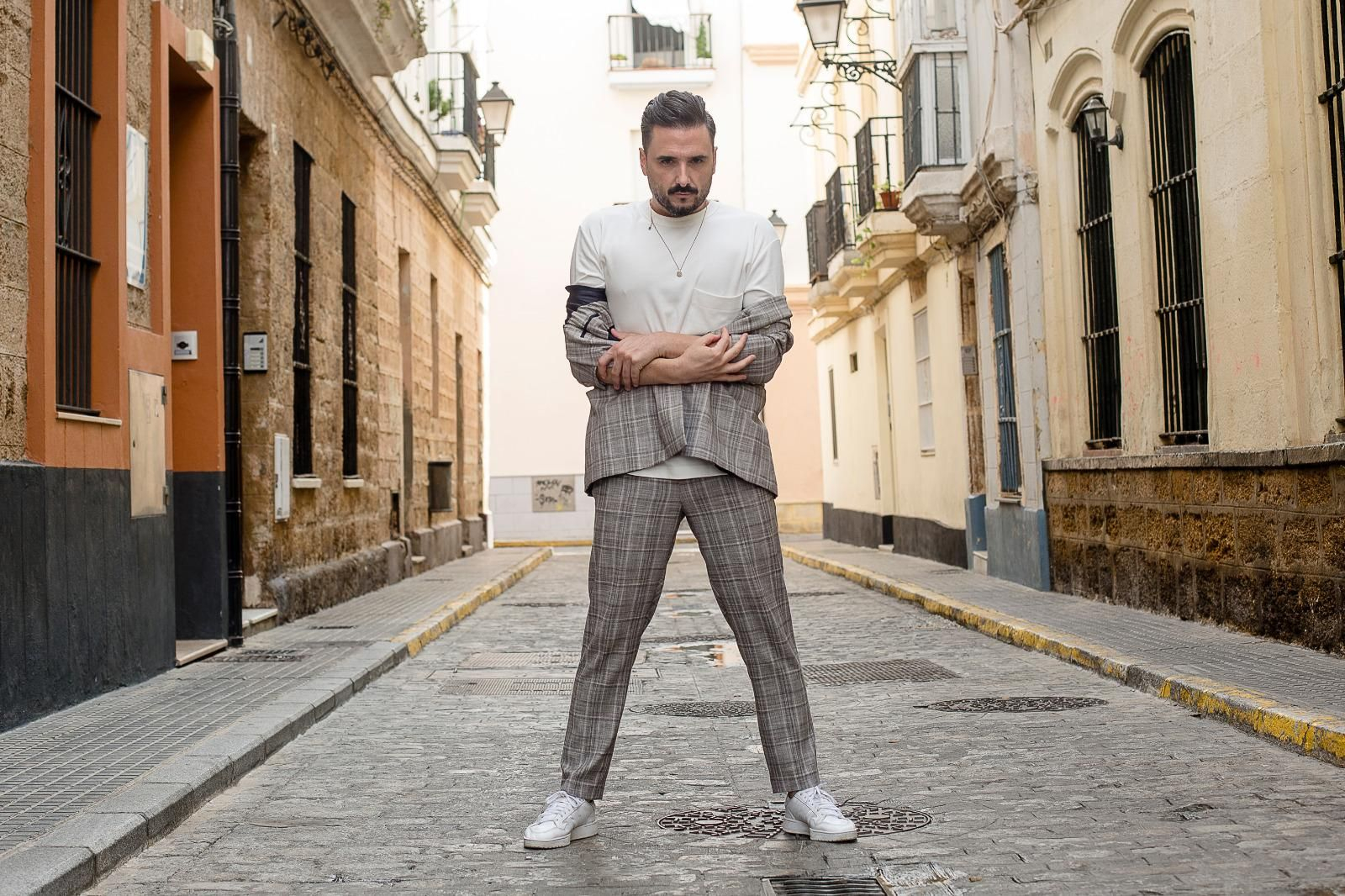 El artista Riki Rivera en el barrio del Mentidero. El artista Riki Rivera en el barrio del Mentidero.