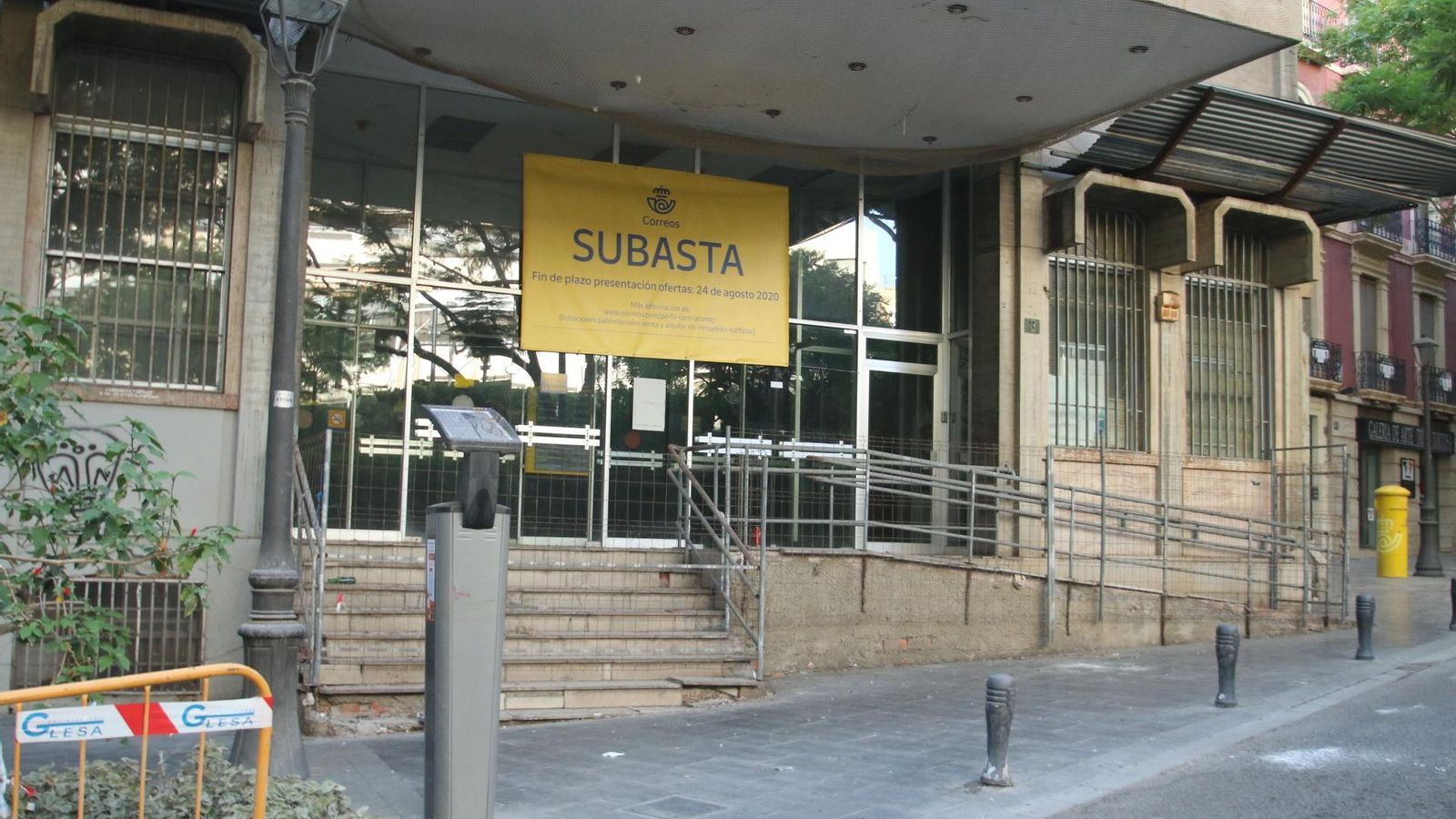 Inmueble actual, descuidado, y con el cartel de subasta.