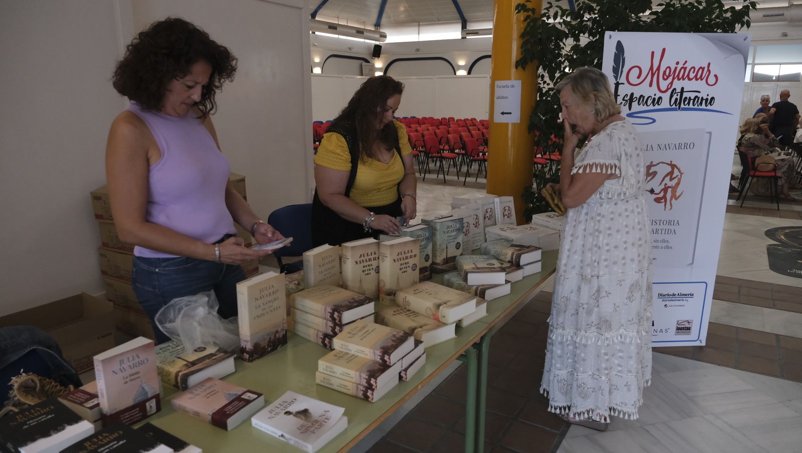Imágenes de Diario de los Libros en Mojácar, con la escritora Julia Navarro