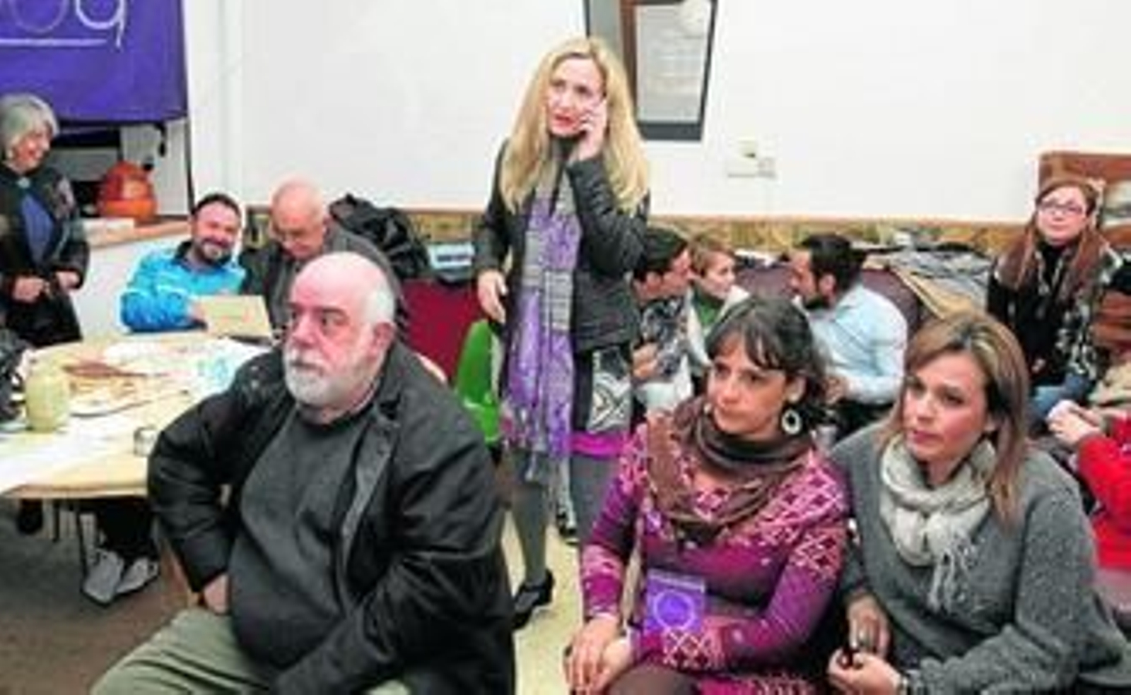 Isabel Brito -en pie- sigue el escrutinio junto a militantes y simpatizantes de la nueva formación.