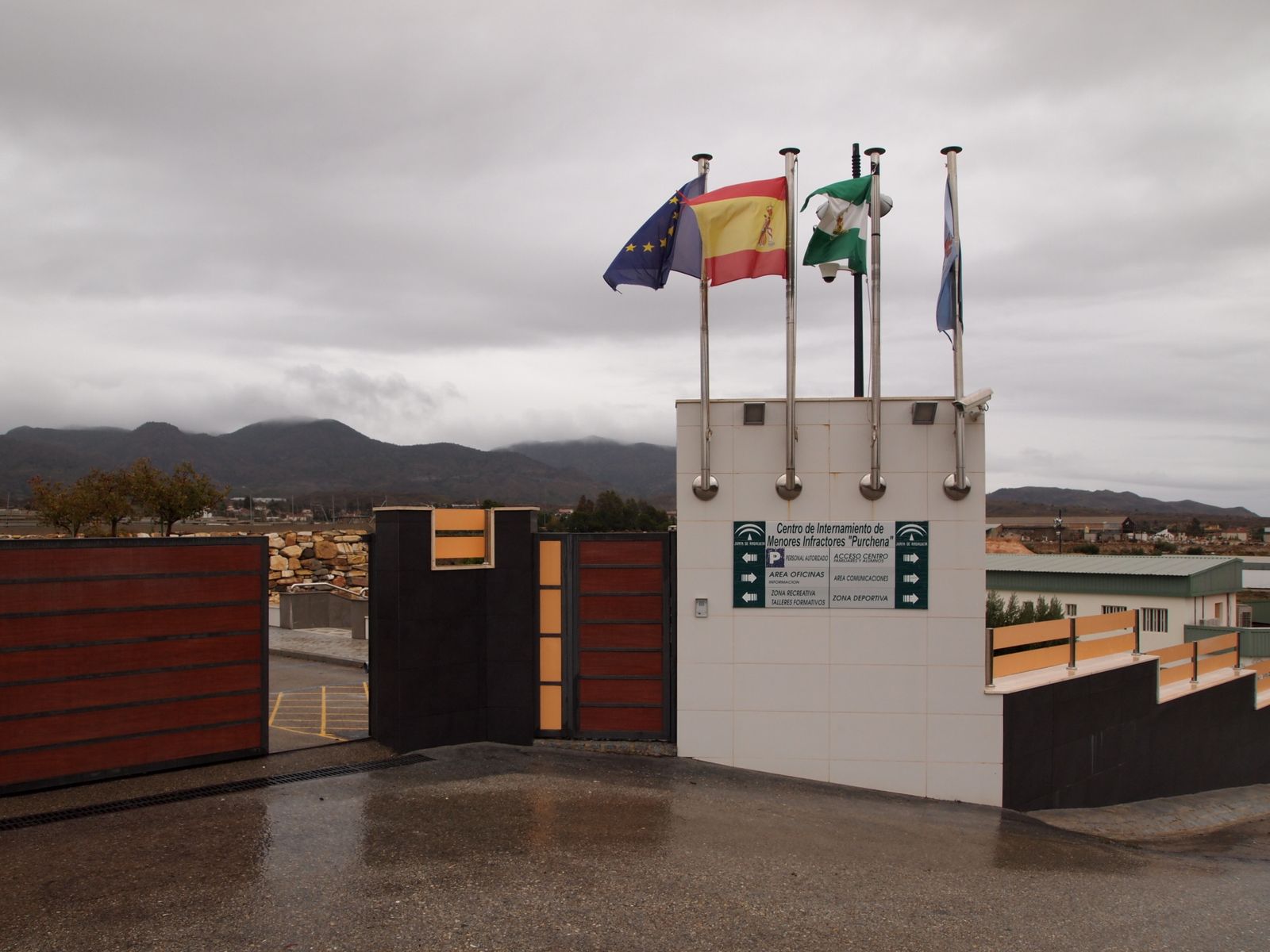 Acceso al CIMI de Purchena en el paraje Cuesta Blanca