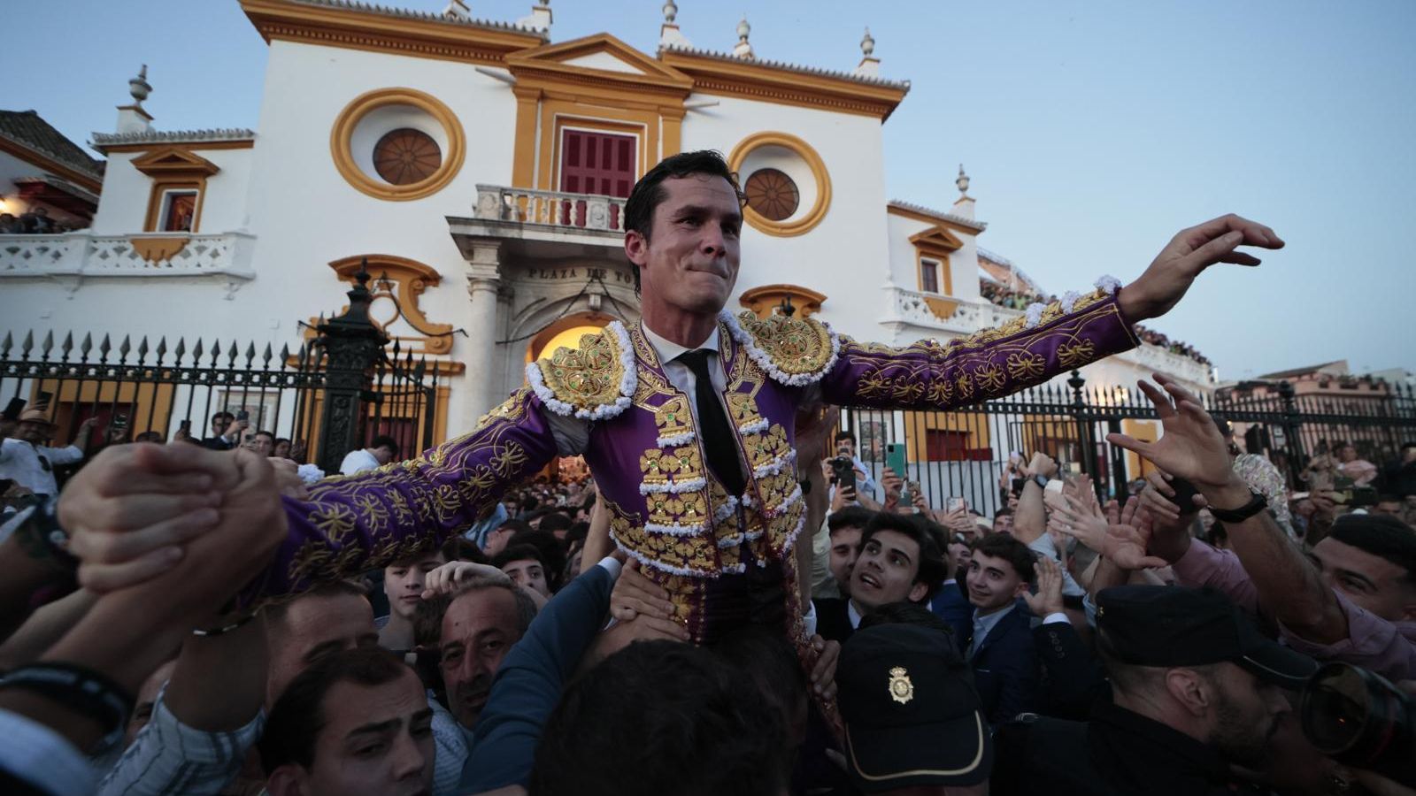 Luque sale a hombros de la Puerta del Príncipe.