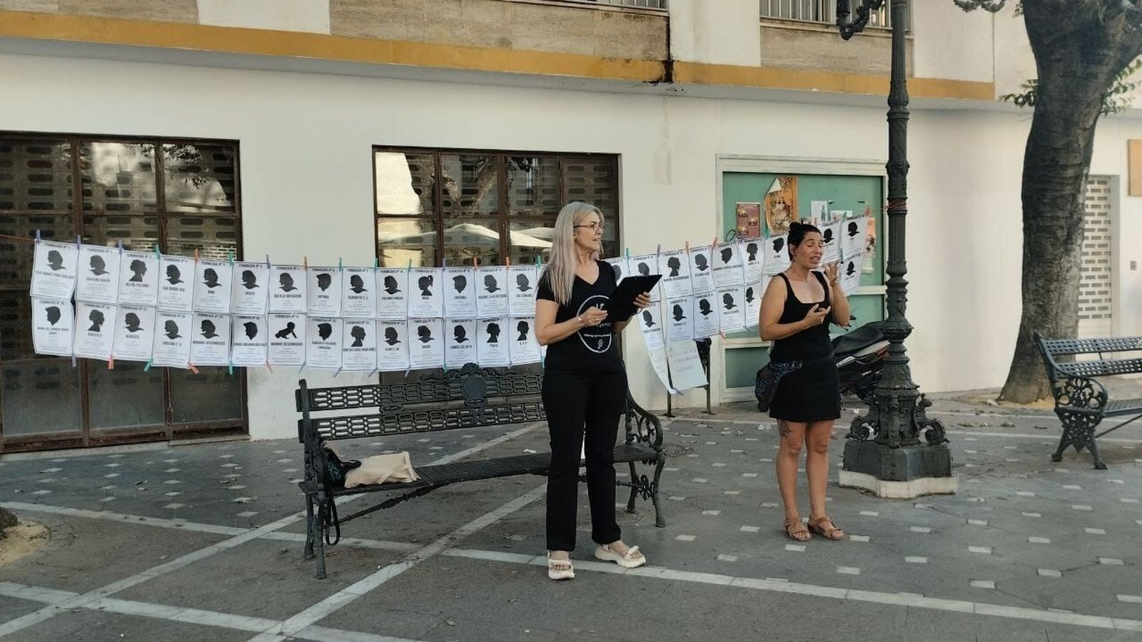 Lectura de comunicado en protesta por las muertes machistas en la plaza Plateros de Jerez.