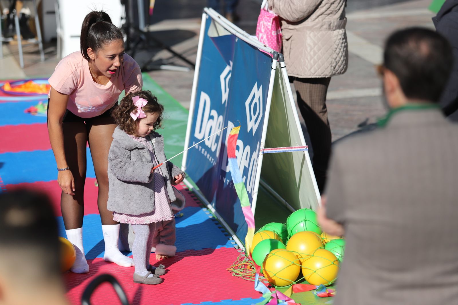 Imágenes  del Tour Universo Mujer  en la Plaza de  Las Monjas de Huelva
