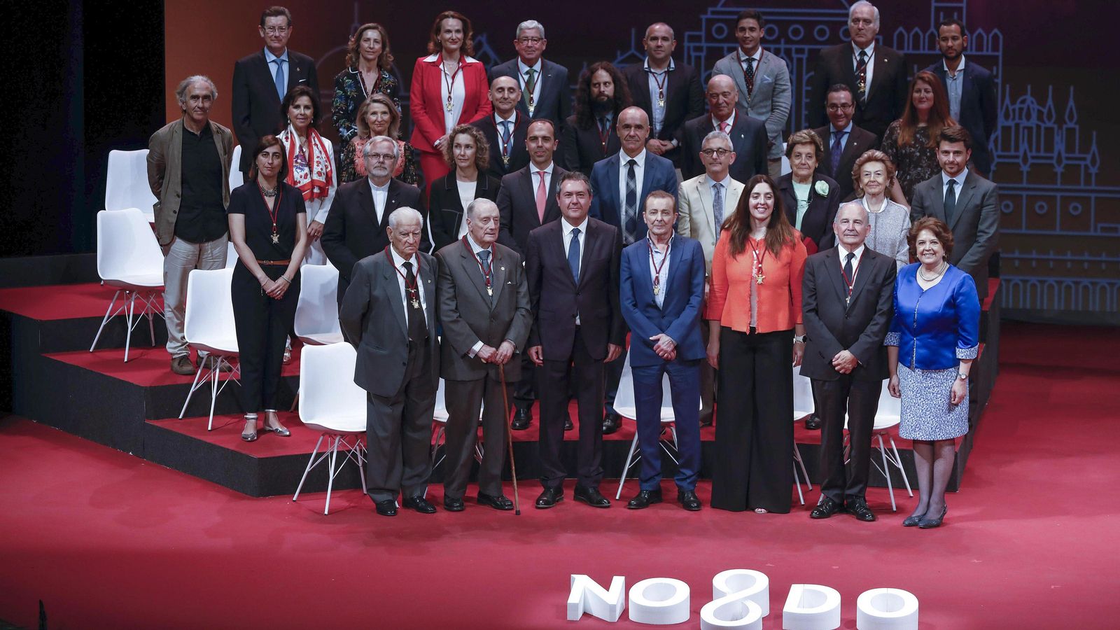 El alcalde y los portavoces de los grupos municipales junto a todos los distinguidos ayer en el Lope de Vega.