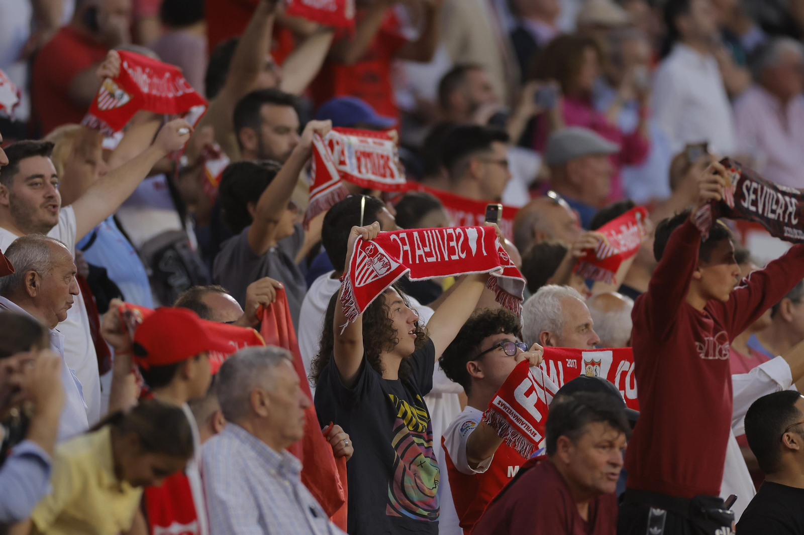 Búscate en las fotos del Sevilla -Villarreal