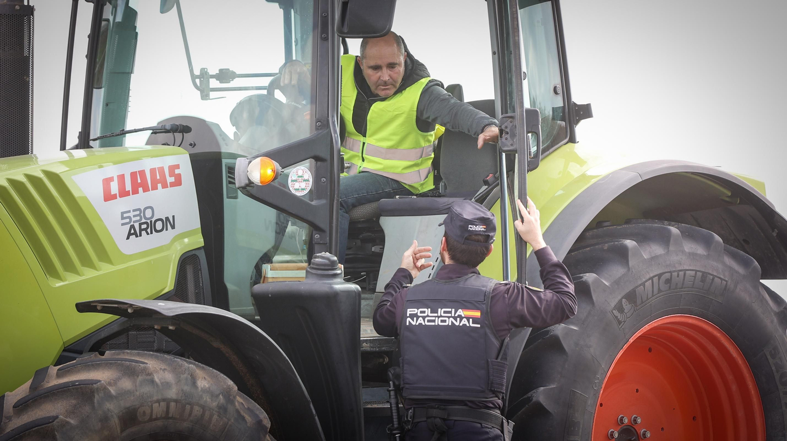 Mucha policía y pocos tractores