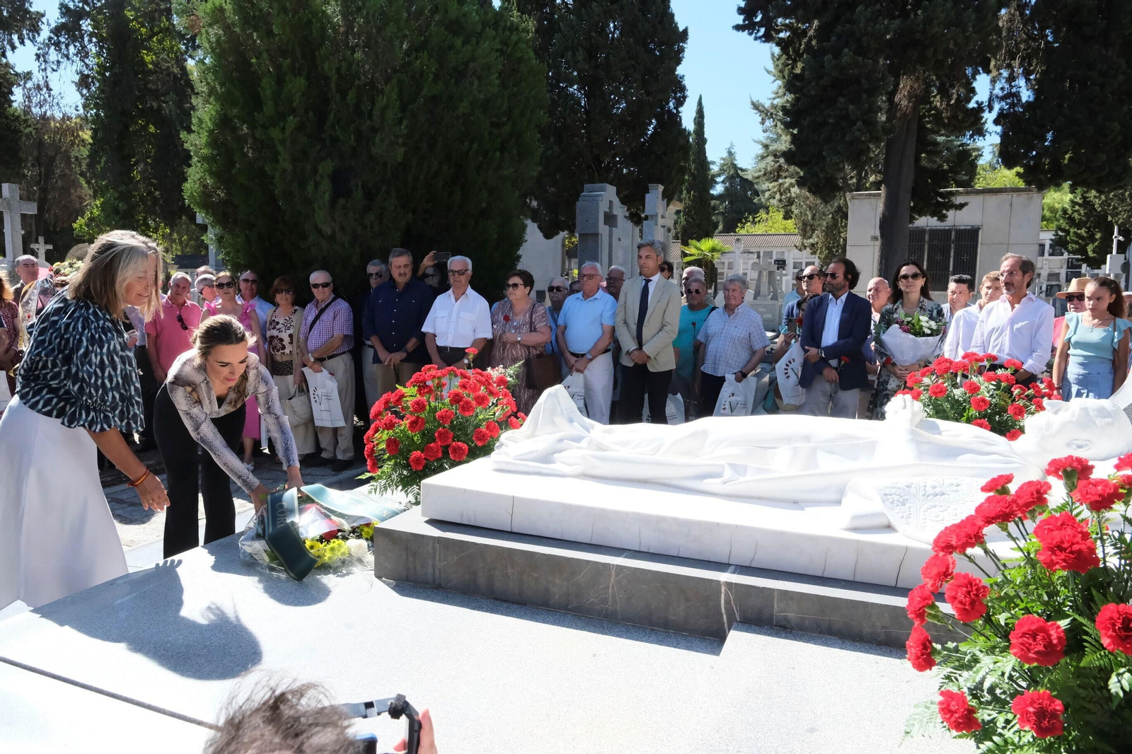 Las fotografías de la ofrenda floral a Manolete en Córdoba: entre claveles rojos y hazañas