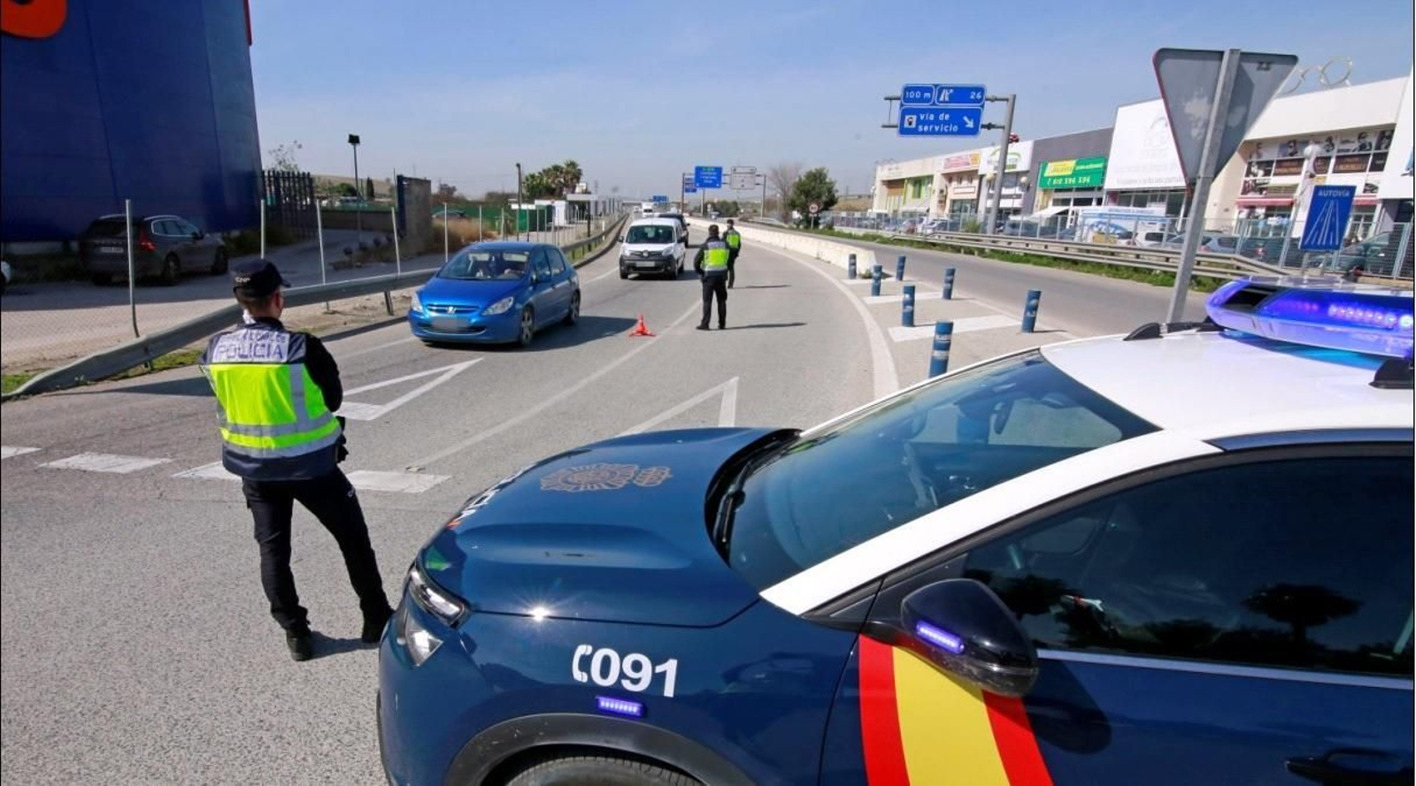 Control policial en uno de los accesos a Jerez. Control policial en uno de los accesos a Jerez.