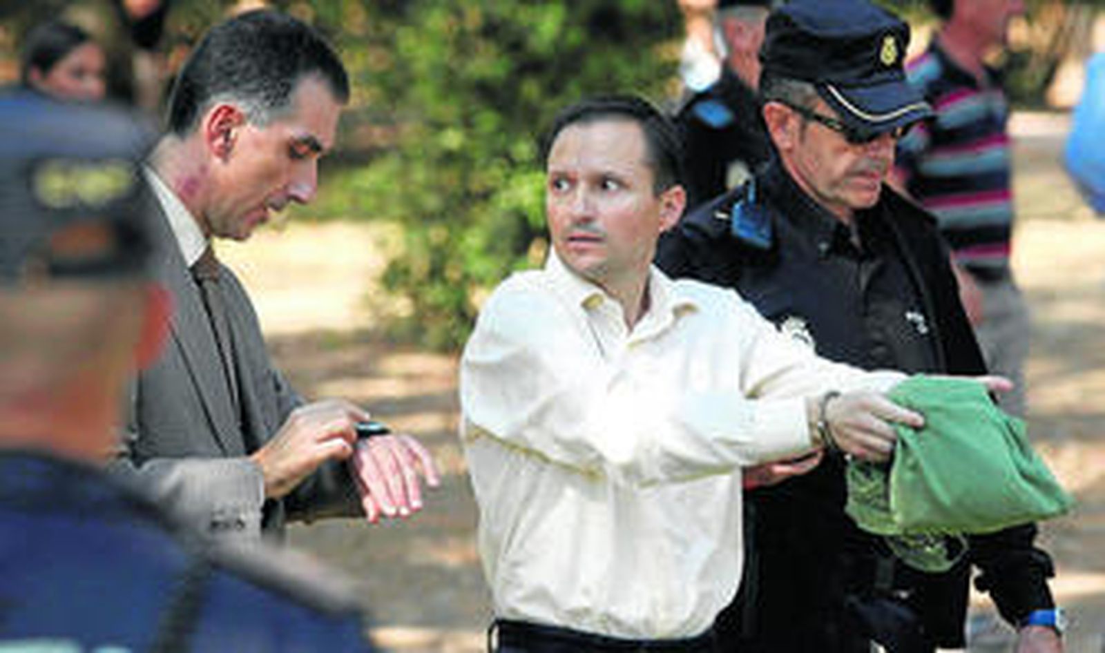 Bretón, junto al juez instructor de la causa, hace hoy justo un año durante la reconstrucción de la desaparición en el parque Cruz Conde de Córdoba.