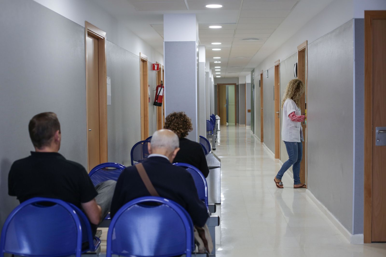 Pacientes esperan su turno en un centro de salud