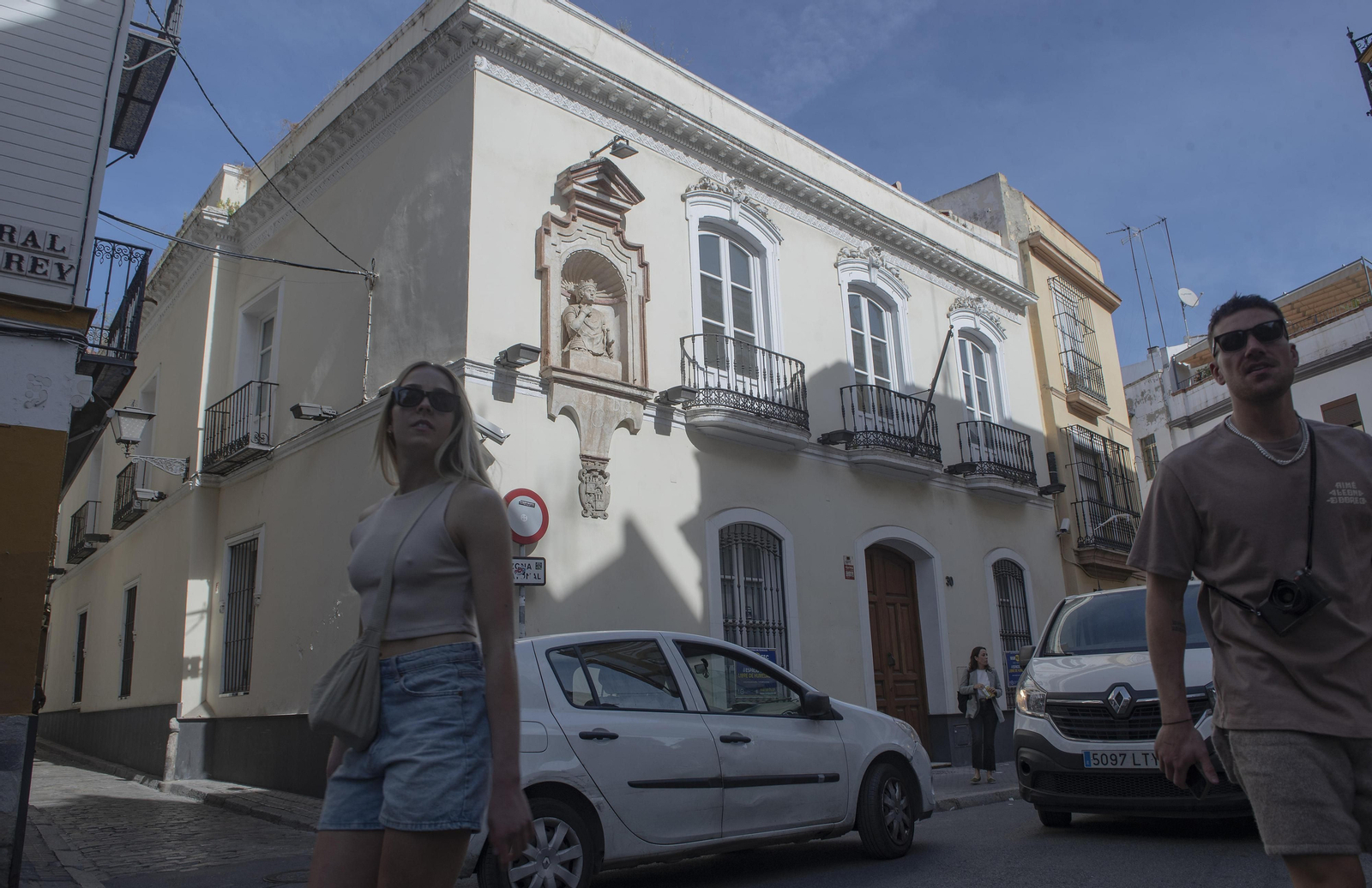 La fachada principal de la casa palaciega de Cabeza del Rey Don Pedro.