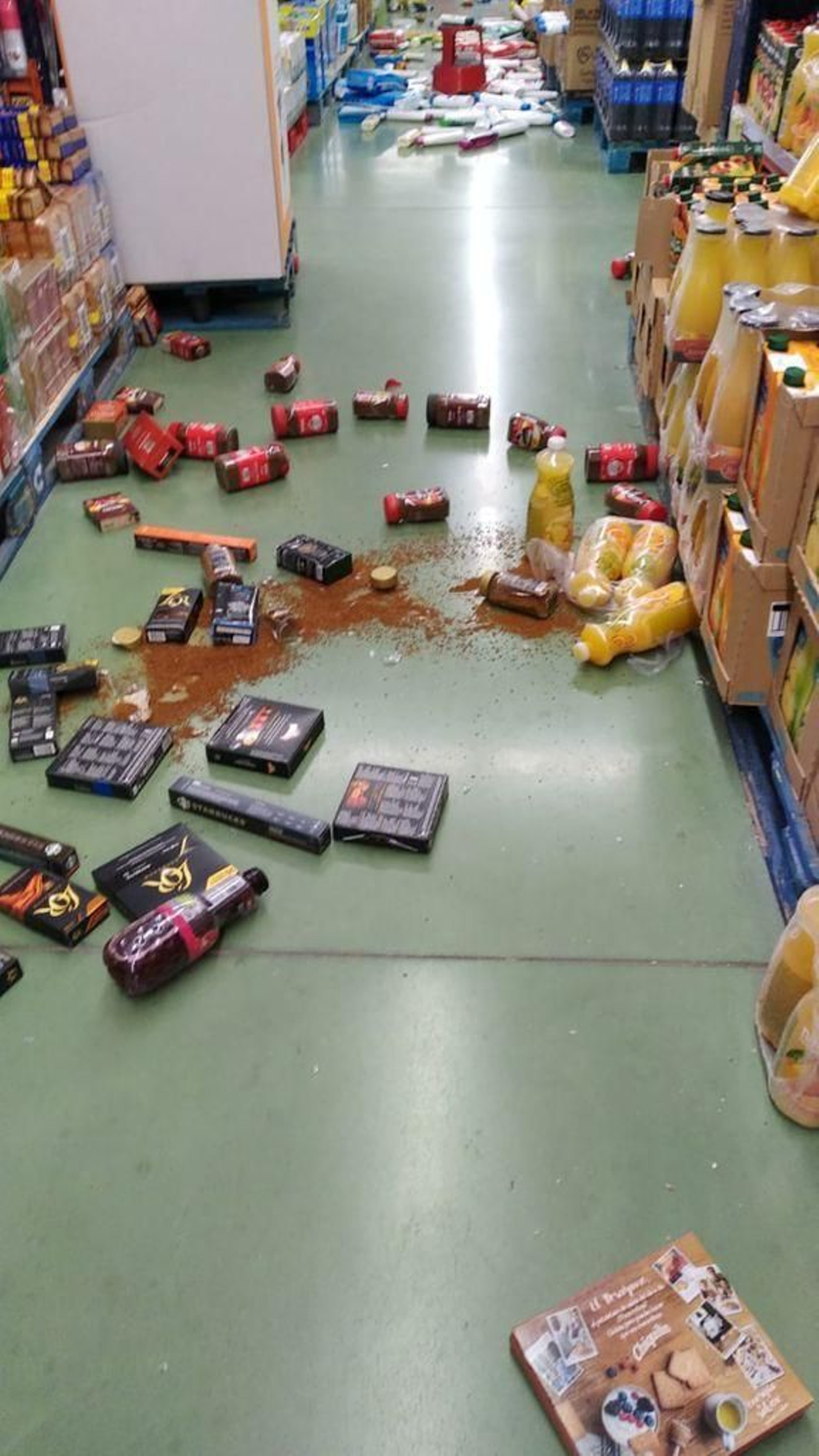 Fotos: así ha quedado un supermercado por el terremoto de Granada