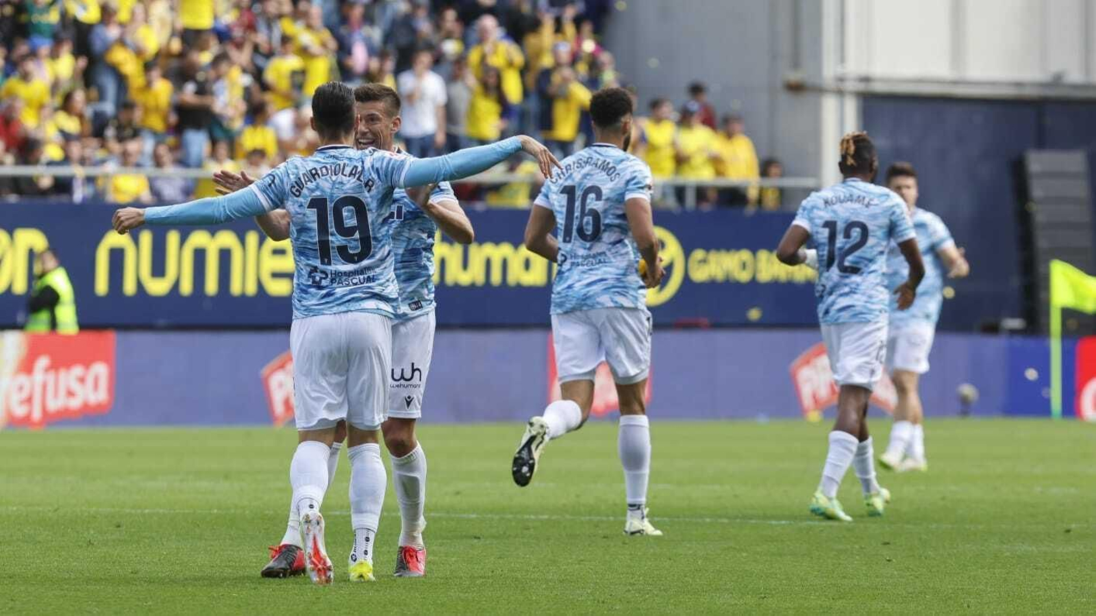 Sergi Guardiola se abraza con Rubén Alcaraz.