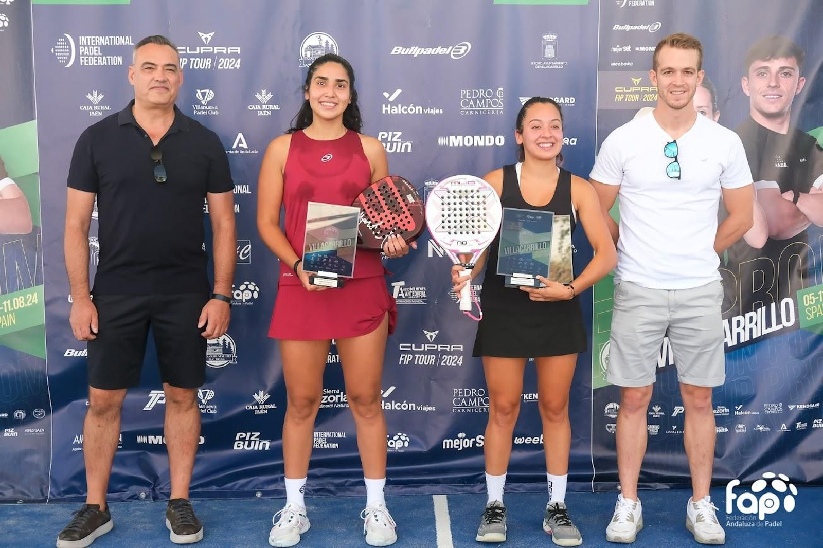 Daiara Valenzuela y María Ferreyra, vencedoras en categoría femenina, en la entrega de premios.